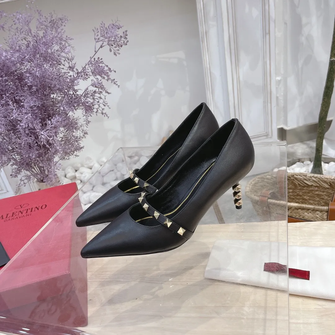 💕💕Factory direct selling price p440💕💕 Genuine leather sole +40 🆕Valentino. Valentino👑👑Latest series in the counter, the highest version, perfect details, very eye-catching catwalk series launched, V family’s hot rivet elements, luxurious and gorgeous! Various colors can be matched with beautiful clothes in spring and summer. There are many choices🎉🎉Exquisite and durable. It is copied at 1:1 of the original product. The upper foot is very pedicure-like. The key point is that it is very good and easy to control. It does not grind the feet and does not tire the feet. It is a walking artifact. The last shape is completely compared to the counter. The details are perfect. Without the original version, it would not be so exquisite! (Note! The heel shape and height are exclusively molded according to the original version, and are not randomly substituted by the market🐂) The color and texture of the fasteners are consistent with the original version! 🔺Fabric: Imported sheepskin, 🔺Lining: According to the original high-gloss imported sheepskin lining 🔺6 colors to choose from: black ➕black belt, black ➕white belt, pink, burgundy, white, apricot 🔺Number of yards: 35 to 42 yards (42 yards are not exchanged) 🔺Heel height: 7cm Rubber sole Genuine leather sole +40